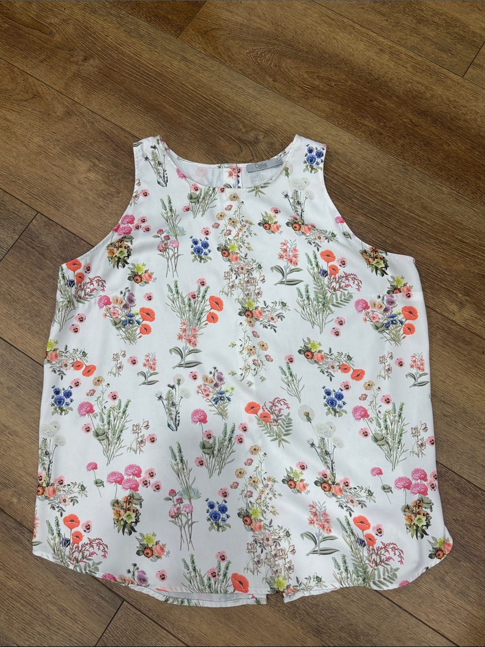 DALIA  Woman’s White Floral Sleeveless Camisole Top. Size XL